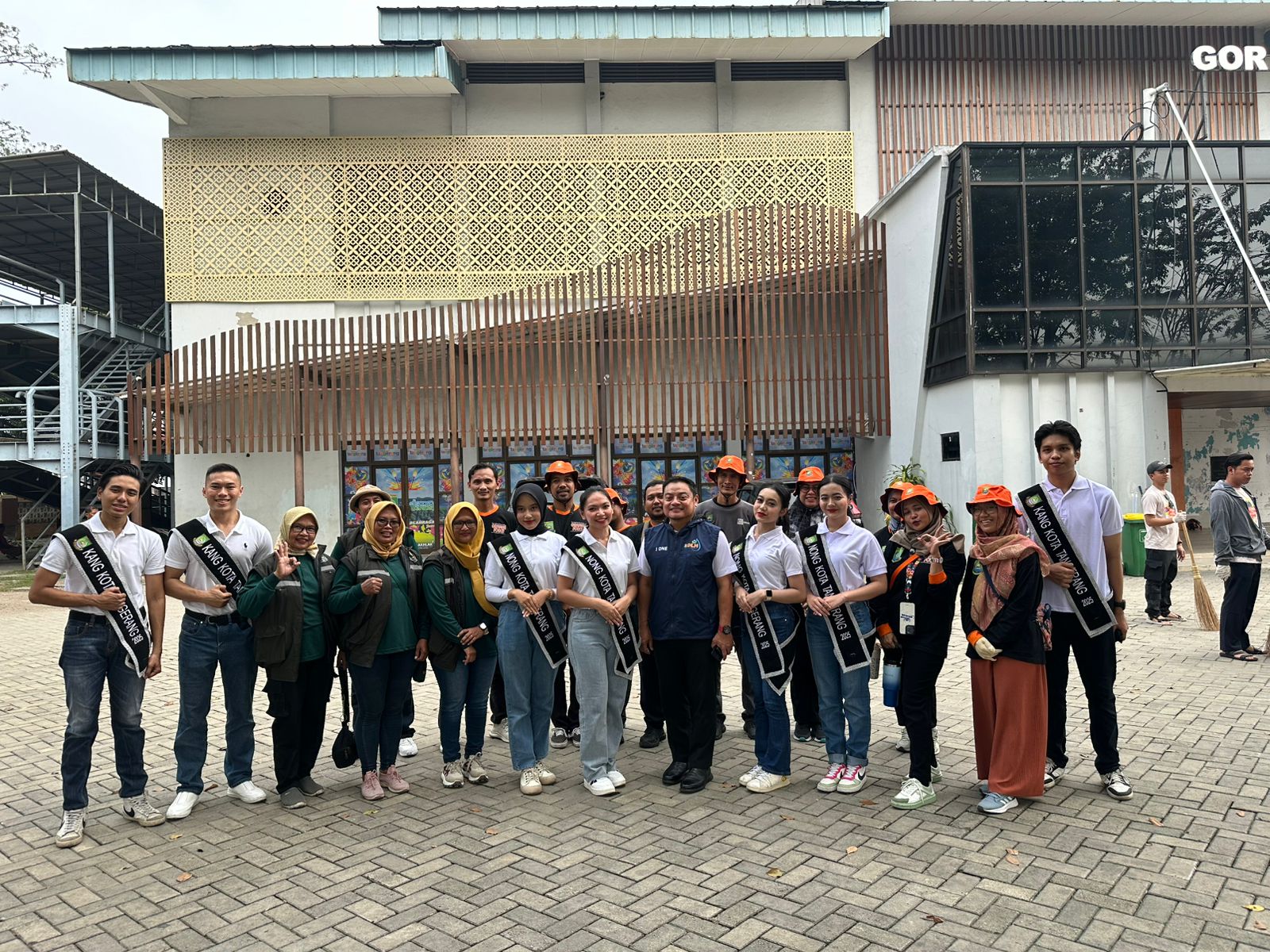 Aksi Revi Vina Mahasiswa Raharja Bersama Santika Sahabat Bumi: Transformasi Pasar Lama!