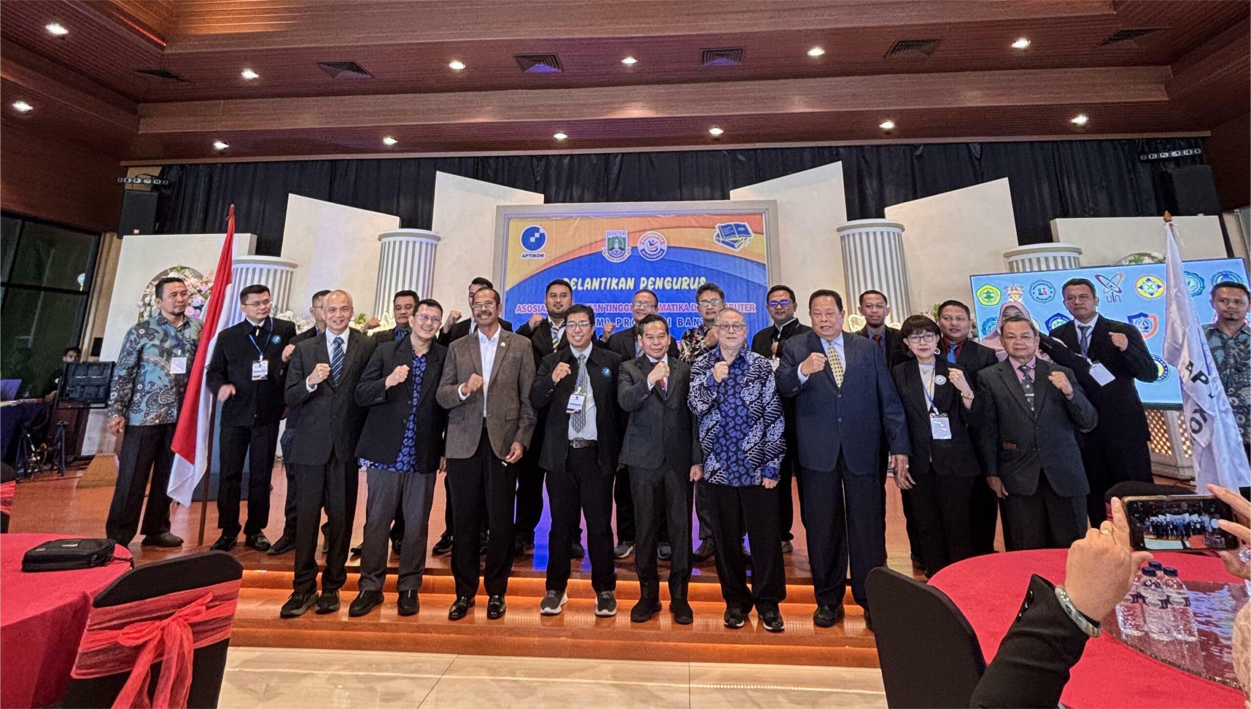 Pelantikan Prof. Henderi dari Universitas Raharja sebagai Ketua APTIKOM Banten Menegaskan Kiprah Kepemimpinan Visioner di Era Transformasi Digital