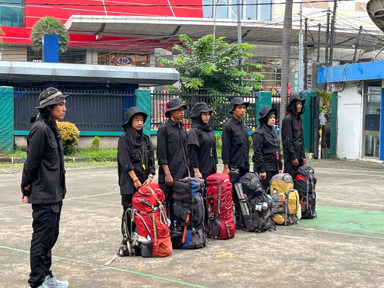 Rektor Universitas Raharja Lepas Peserta DIKLATSAR XIX UKM RIPALA ke Gunung Kencana Bogor.
