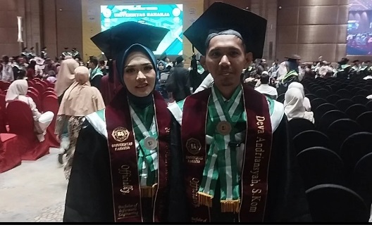 Cinta, Perjuangan, dan Toga: Kisah Pasangan Wisudawan Universitas Raharja Tahun Akademik 2025/2026