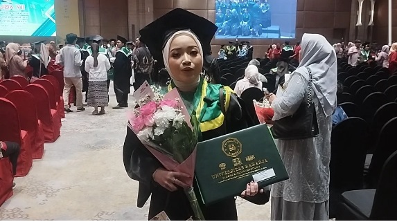 Wisudawan Terbaik Universitas Raharja 2025/2026: Dwi Julianingsih Raih IPK 3,96 dan Inspirasi Mahasiswa untuk Terus Berkarya